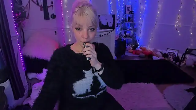 Snapshot of AliceW0lf chatting on December 2, 7:53 pm AliceW0lf online show from December 2, 7:53 pm