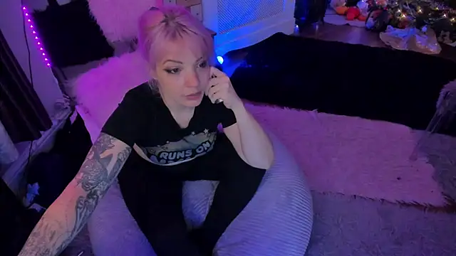 Snapshot of AliceW0lf chatting on December 16, 9:09 pm AliceW0lf online show from December 16, 9:09 pm