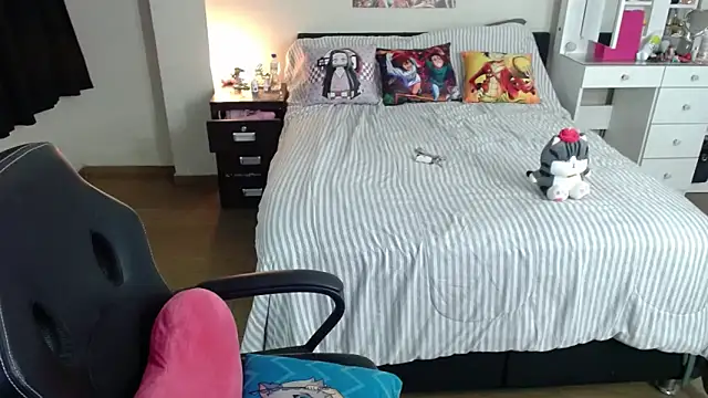 Snapshot of kittykat18x chatting on November 6, 1:06 am kittykat18x online show from November 6, 1:06 am