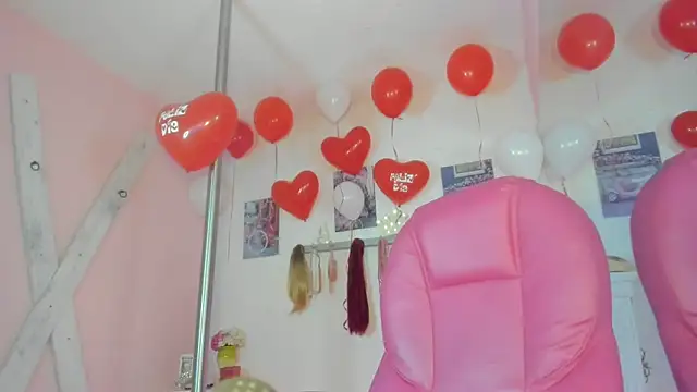 Snapshot of CAMILA--REY chatting on February 15, 11:39 am CAMILA--REY online show from February 15, 11:39 am