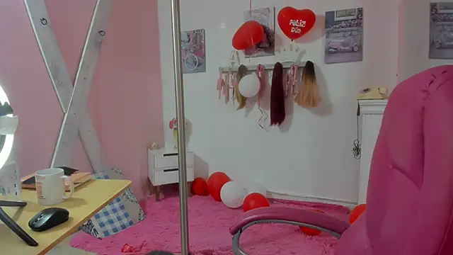 Snapshot of CAMILA--REY chatting on February 25, 12:13 pm CAMILA--REY online show from February 25, 12:13 pm