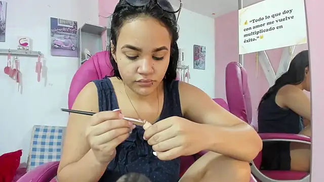 Snapshot of CAMILA--REY chatting on October 3, 12:35 pm CAMILA--REY online show from October 3, 12:35 pm