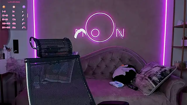 Snapshot of lika_lil chatting on October 18, 4:48 am lika lil online show from October 18, 4:48 am