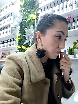 Snapshot of LunaZambrano chatting on February 15, 6:44 pm LunaZambrano online show from February 15, 6:44 pm