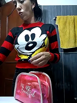 Snapshot of LunaZambrano chatting on February 24, 6:47 pm LunaZambrano online show from February 24, 6:47 pm