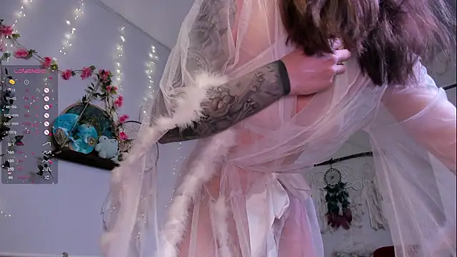 Snapshot of Kiralotus chatting on February 6, 5:12 am Kiralotus online show from February 6, 5:12 am