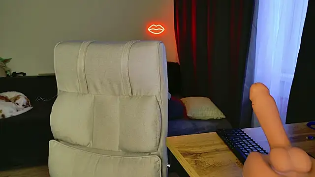 Snapshot of MishaMILF chatting on December 13, 11:45 am MishaMILF online show from December 13, 11:45 am