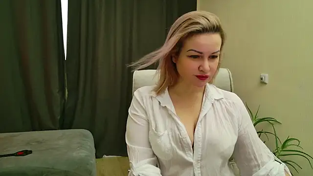 Snapshot of MishaMILF chatting on February 6, 10:04 am MishaMILF online show from February 6, 10:04 am