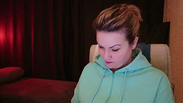 Snapshot of MishaMILF chatting on March 13, 7:39 pm MishaMILF online show from March 13, 7:39 pm