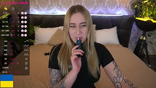 Snapshot of ArolinaNight chatting on December 12, 12:16 am ArolinaNight online show from December 12, 12:16 am