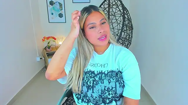 Snapshot of Carlota_peach chatting on February 17, 3:15 am Carlota peach online show from February 17, 3:15 am