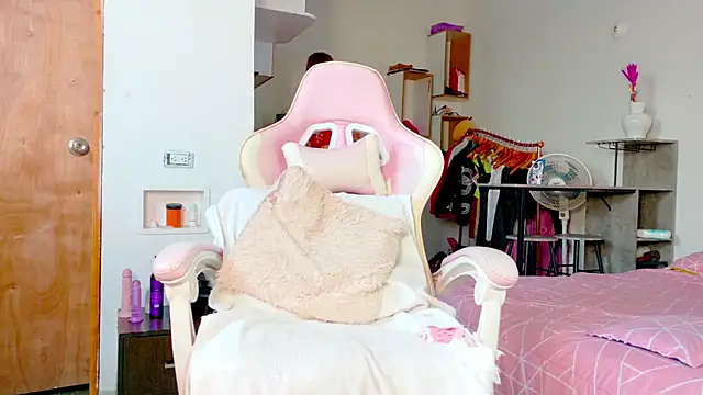 the queen aleja online show from April 1, 1:41 pm