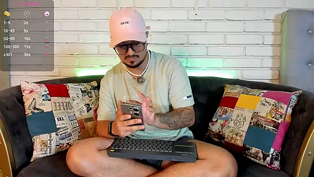 Snapshot of DaviidEvans_ chatting on November 29, 7:55 am DaviidEvans online show from November 29, 7:55 am