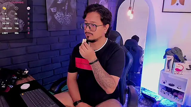 Snapshot of DaviidEvans_ chatting on March 7, 1:02 am DaviidEvans online show from March 7, 1:02 am