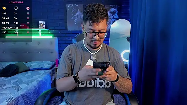 Snapshot of DaviidEvans_ chatting on July 2, 12:10 am DaviidEvans online show from July 2, 12:10 am