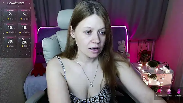 Snapshot of alekasamui chatting on December 10, 1:22 am alekasamui online show from December 10, 1:22 am