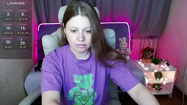 Snapshot of alekasamui chatting on December 16, 2:57 am alekasamui online show from December 16, 2:57 am