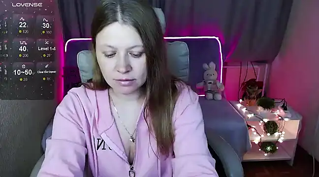 Snapshot of alekasamui chatting on December 19, 1:28 am alekasamui online show from December 19, 1:28 am