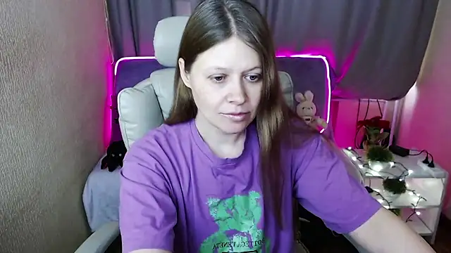 Snapshot of alekasamui chatting on February 5, 4:37 am alekasamui online show from February 5, 4:37 am