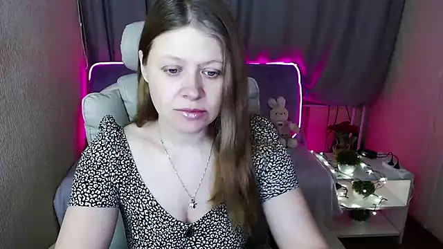 Snapshot of alekasamui chatting on February 18, 12:04 am alekasamui online show from February 18, 12:04 am