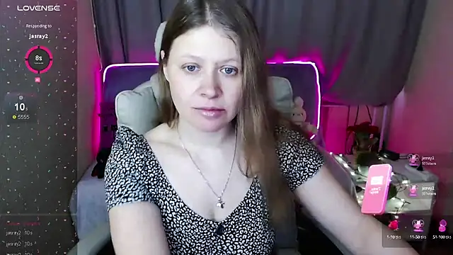 Snapshot of alekasamui chatting on February 18, 3:21 am alekasamui online show from February 18, 3:21 am