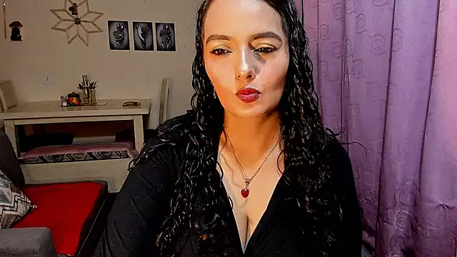 emma luxy online show from April 12, 12:15 am