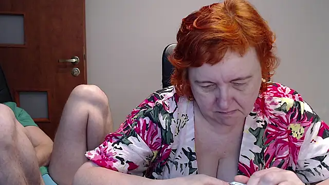 Snapshot of JoannaAndNeighbour chatting on December 3, 8:05 am JoannaAndNeighbour online show from December 3, 8:05 am