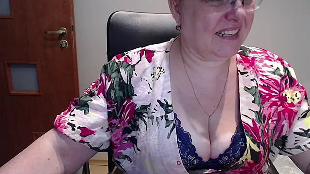 Snapshot of JoannaAndNeighbour chatting on February 7, 8:11 am JoannaAndNeighbour online show from February 7, 8:11 am