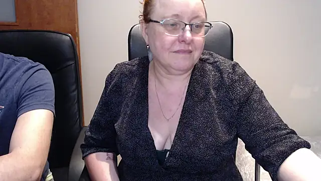 Snapshot of JoannaAndNeighbour chatting on February 9, 11:25 am JoannaAndNeighbour online show from February 9, 11:25 am