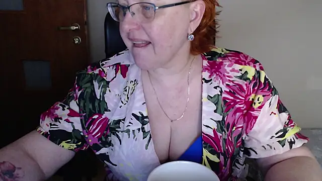 Snapshot of JoannaAndNeighbour chatting on March 3, 10:17 am JoannaAndNeighbour online show from March 3, 10:17 am