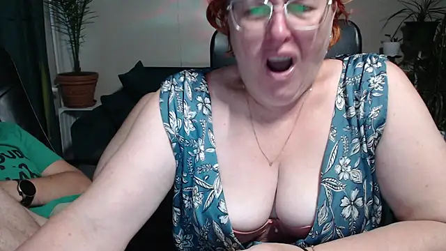 Snapshot of JoannaAndNeighbour chatting on October 11, 8:35 am JoannaAndNeighbour online show from October 11, 8:35 am