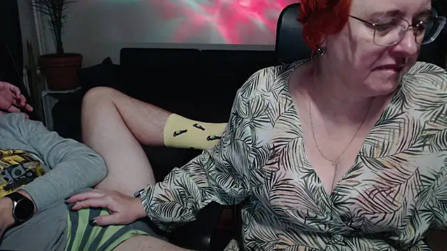 Snapshot of JoannaAndNeighbour chatting on October 23, 8:24 am JoannaAndNeighbour online show from October 23, 8:24 am