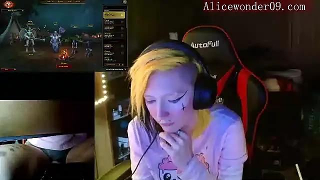 Snapshot of alicewonder09 chatting on December 22, 4:06 am alicewonder09 online show from December 22, 4:06 am