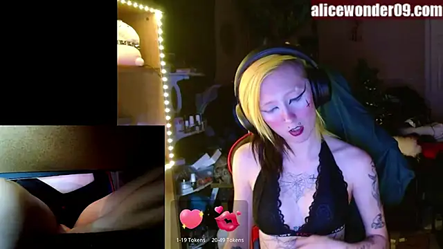 Snapshot of alicewonder09 chatting on December 24, 6:55 am alicewonder09 online show from December 24, 6:55 am