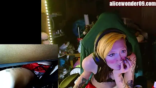 Snapshot of alicewonder09 chatting on December 26, 5:47 am alicewonder09 online show from December 26, 5:47 am