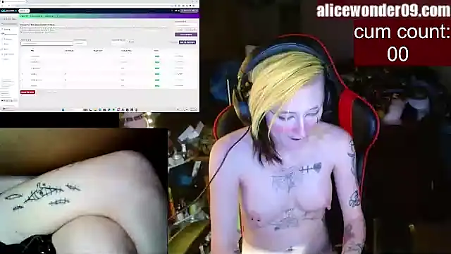 Snapshot of alicewonder09 chatting on January 4, 6:41 am alicewonder09 online show from January 4, 6:41 am