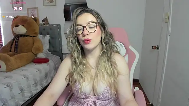Snapshot of samysweet_8 chatting on June 1, 1:57 pm samysweet 8 online show from June 1, 1:57 pm