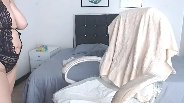 selena yourmilf online show from April 14, 2:34 pm