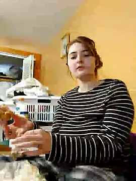 Snapshot of Snowbunnycake_131 chatting on December 7, 6:37 pm Snowbunnycake 131 online show from December 7, 6:37 pm