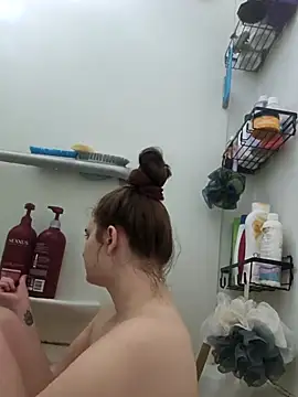 Snapshot of Snowbunnycake_131 chatting on September 19, 6:04 am Snowbunnycake 131 online show from September 19, 6:04 am