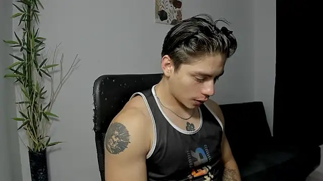 Snapshot of Giordano_Russo chatting on December 19, 12:24 am Giordano Russo online show from December 19, 12:24 am