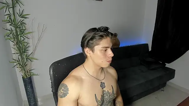 Snapshot of Giordano_Russo chatting on December 28, 2:43 am Giordano Russo online show from December 28, 2:43 am