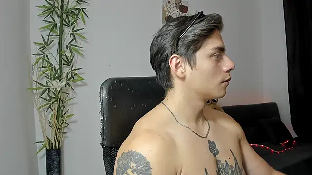 Snapshot of Giordano_Russo chatting on January 12, 10:22 pm Giordano Russo online show from January 12, 10:22 pm