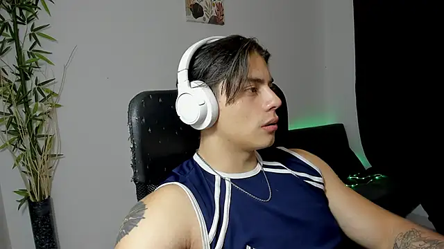 Snapshot of Giordano_Russo chatting on February 5, 11:39 pm Giordano Russo online show from February 5, 11:39 pm