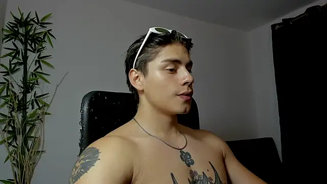 Snapshot of Giordano_Russo chatting on February 15, 11:58 pm Giordano Russo online show from February 15, 11:58 pm