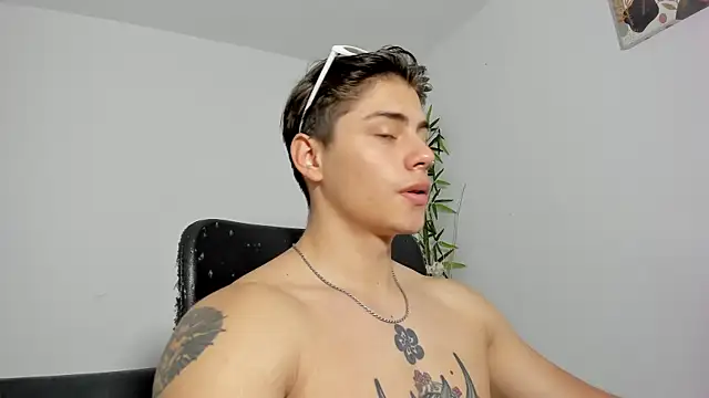 Snapshot of Giordano_Russo chatting on March 16, 10:09 pm Giordano Russo online show from March 16, 10:09 pm