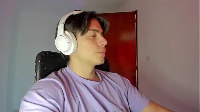 Snapshot of Giordano_Russo chatting on October 17, 8:33 pm Giordano Russo online show from October 17, 8:33 pm