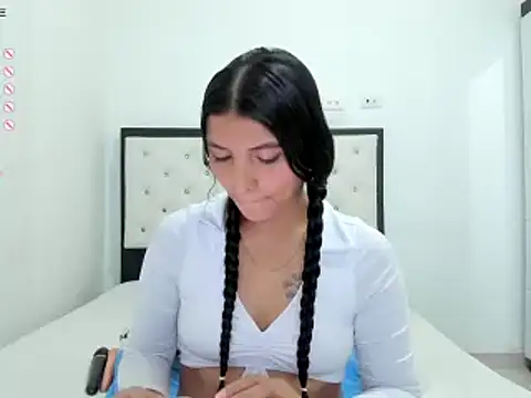 Snapshot of CuteLatinaxx chatting on March 7, 1:51 pm CuteLatinaxx online show from March 7, 1:51 pm