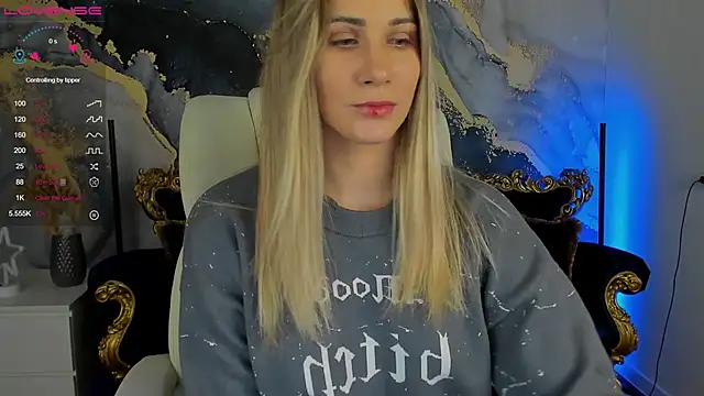 Snapshot of CassandraGood chatting on December 4, 7:39 am CassandraGood online show from December 4, 7:39 am