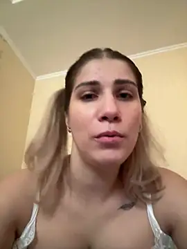 Snapshot of CassandraGood chatting on December 13, 8:30 am CassandraGood online show from December 13, 8:30 am